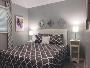 5 bedrooms, iron/ironing board, free WiFi, bed sheets - House Around the Corner (Bloomington)