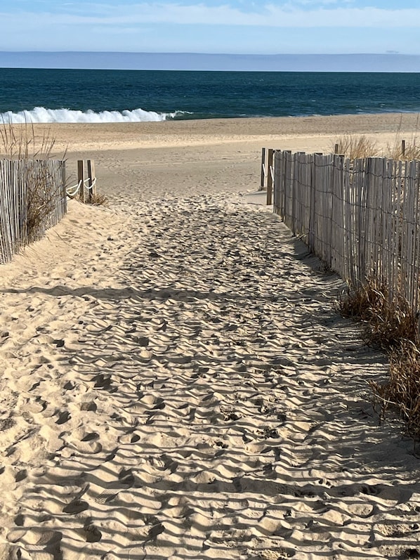 Beach nearby - Relax, Unwind and Enjoy the Beach in a Fully Equipped Condo! Steps To The Ocean! (Ocean City)