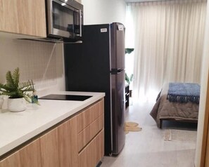 Mikrowelle, Wasserkocher mit Kaffee-/Teezubehör