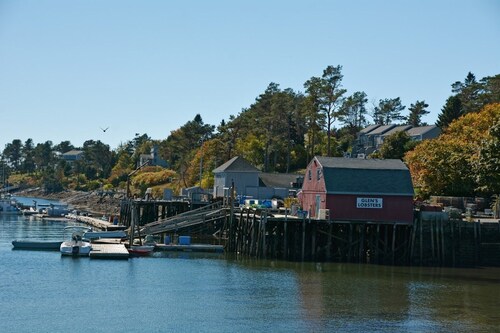  Island Home Minutes Away from beaches, hiking, kayaking, or seaside dining