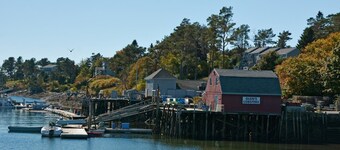  Island Home Minutes Away from beaches, hiking, kayaking, or seaside dining