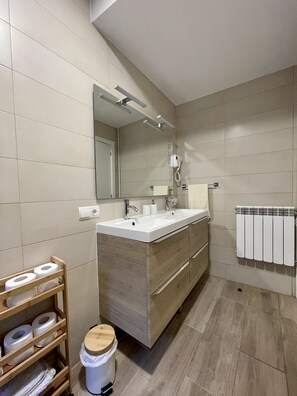 Dusche, Haartrockner, Bidet, Handtücher