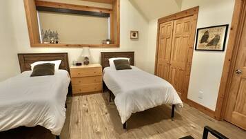 3 slaapkamers, een bureau, een strijkplank/strijkijzer, reisbedje