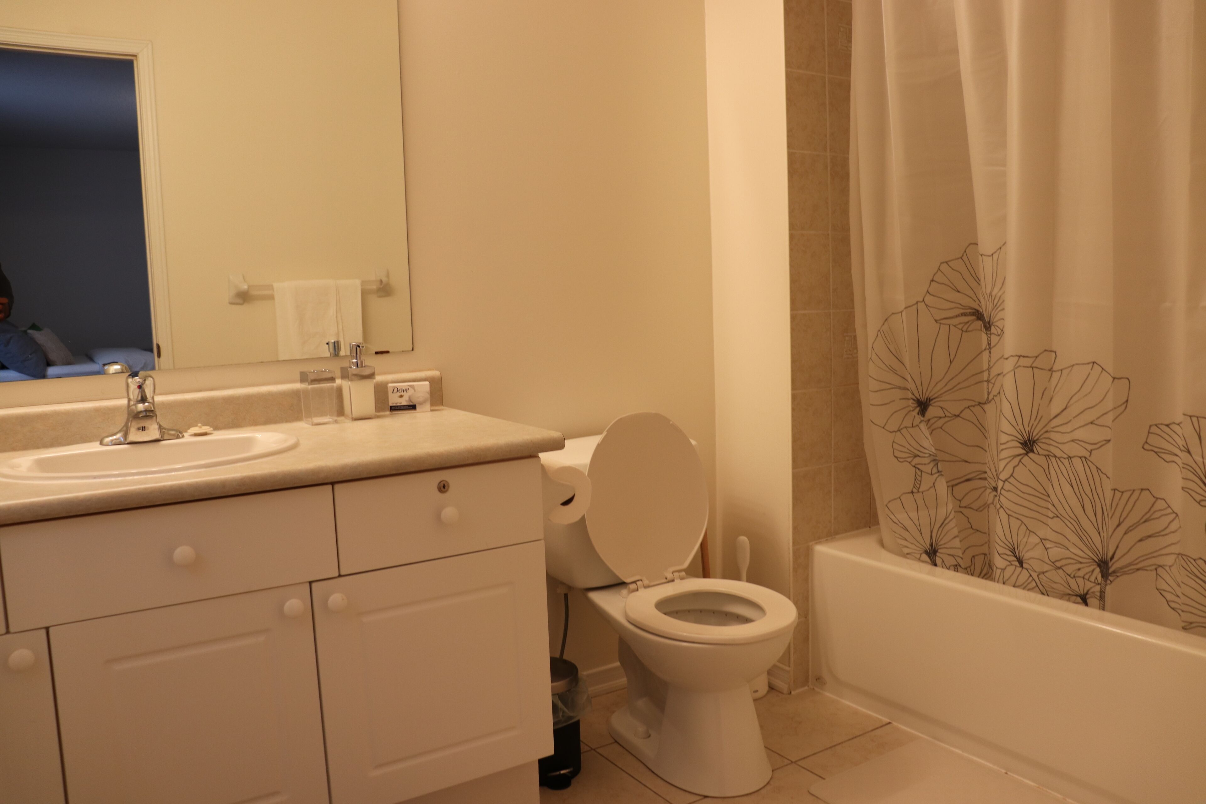 Un baño con lavamanos, inodoro y bañera.