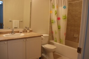 Ein Badezimmer mit Waschbecken, Toilette und Badewanne.