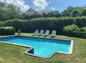 Utendørsbasseng og et oppvarmet basseng