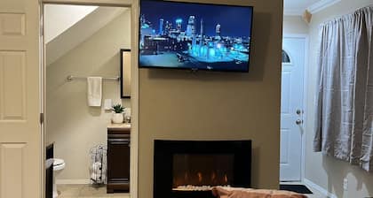 Spacious & Modern studio in the Heart of Roseville