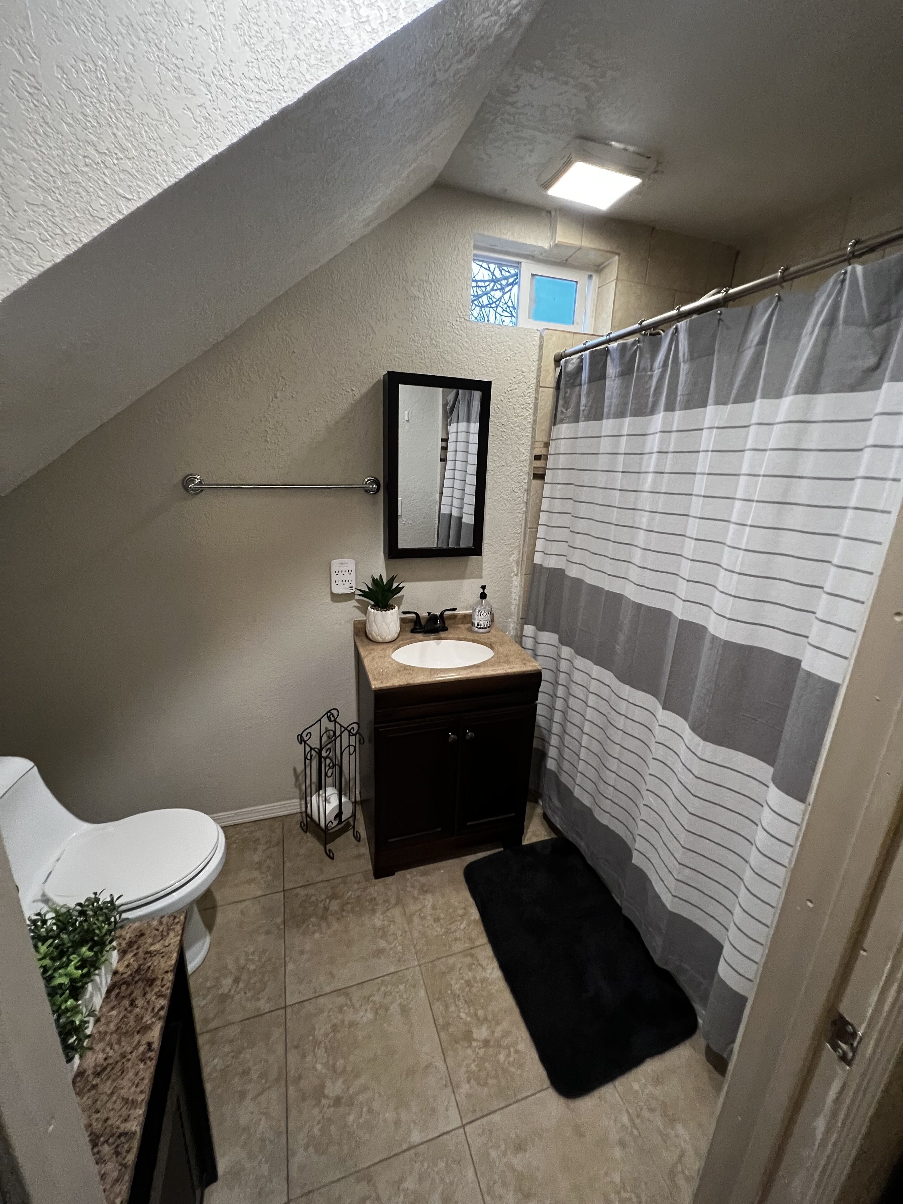 Kombinert dusj/badekar, hårføner, håndklær og såpe