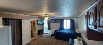Spacious & Modern studio in the Heart of Roseville 