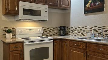 Kjøleskap, mikrobølgeovn, ovn og kokeplater