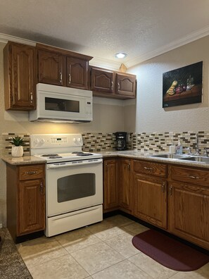 Kjøleskap, mikrobølgeovn, ovn og kokeplater