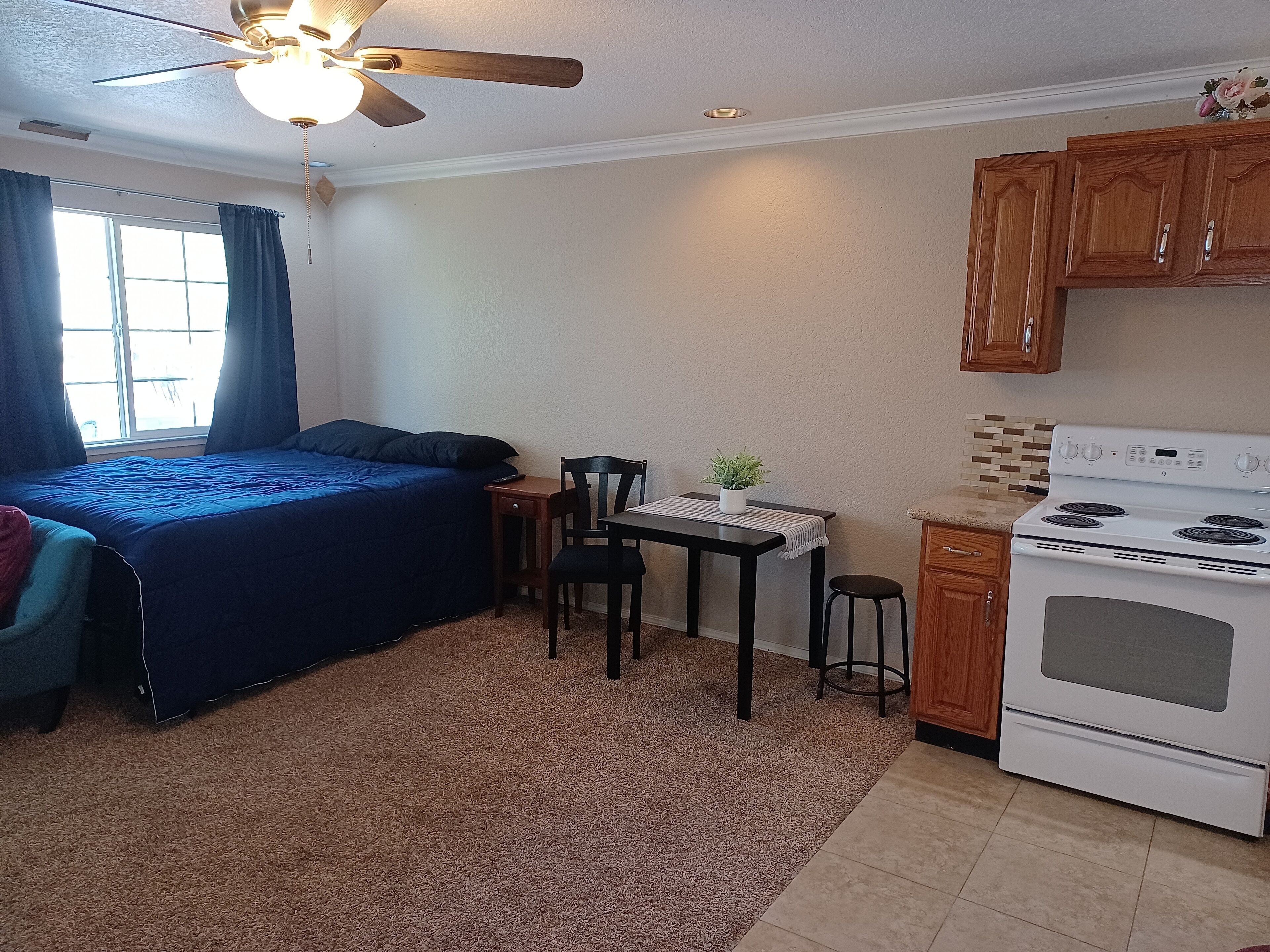 1 soverom, skrivebord, strykejern/-brett og reiseseng for barn