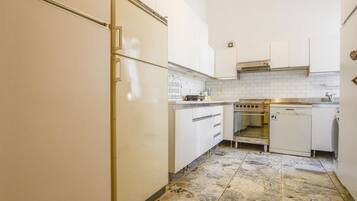 Réfrigérateur, four, plaque de cuisson, cafetiÚre/bouilloire