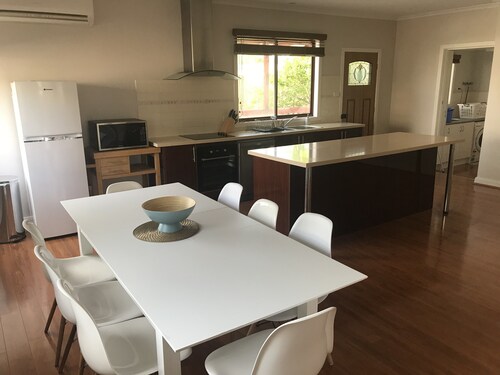 Cosy beachside cottage a short walk to the beautiful Coronet Bay beach