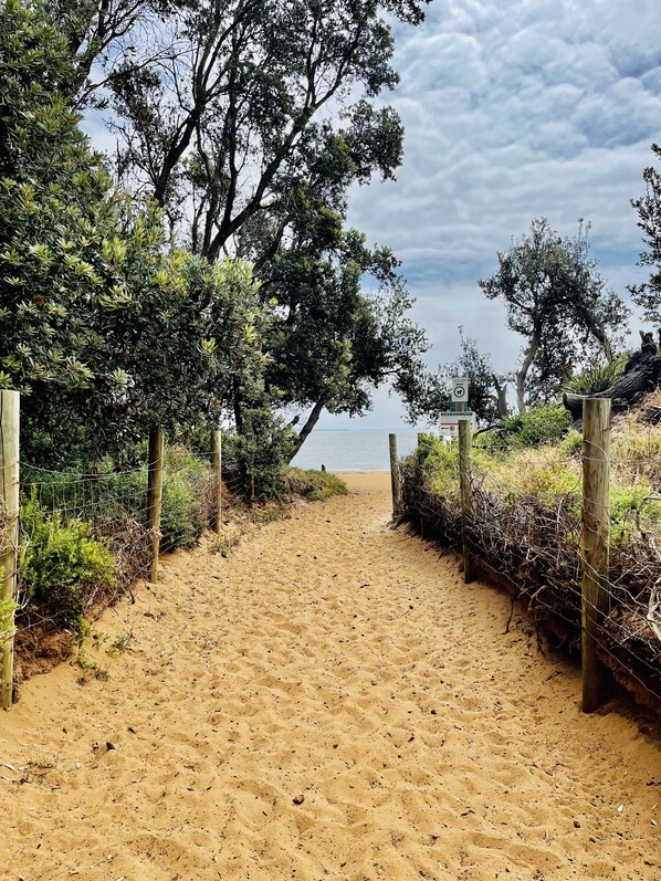 Property grounds - Cosy beachside cottage a short walk to the beautiful Coronet Bay beach (Coronet Bay)