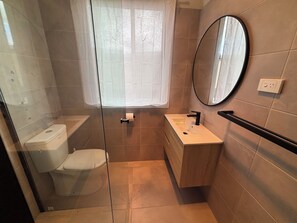 Shower, towels, soap, toilet paper - Cosy beachside cottage a short walk to the beautiful Coronet Bay beach (Coronet Bay)
