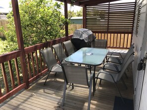 Outdoor dining - Cosy beachside cottage a short walk to the beautiful Coronet Bay beach (Coronet Bay)