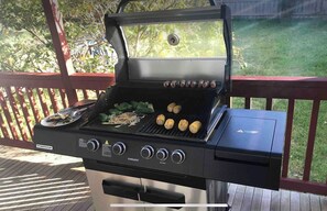 Property grounds - Cosy beachside cottage a short walk to the beautiful Coronet Bay beach (Coronet Bay)