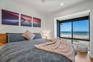 2 bedrooms, iron/ironing board, WiFi, bed sheets - Beachfront ocean-view apartment with balcony (Semaphore Park)