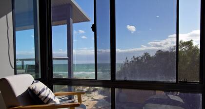 Absolute beachfront 2 bedroom upstairs unit SAndy Feet 🦶 3