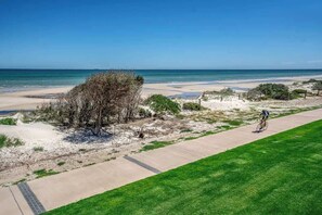 Beach nearby - Beachfront ocean-view apartment with balcony (Semaphore Park)