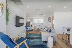 TV, offices - Beachfront ocean-view apartment with balcony (Semaphore Park)