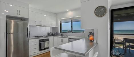 ثلاجة، ميكروويف، فرن، موقد طهي مسطح