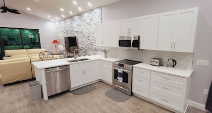 Spacious 6bdr/5bath Vacation Home 1 mi to beach
