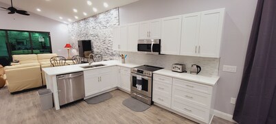 Spacious 6bdr/5bath Vacation Home 1 mi to beach