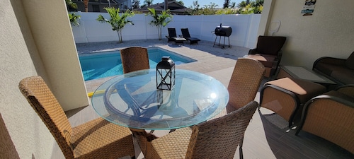 Spacious 6bdr/5bath Vacation Home 1 mi to beach