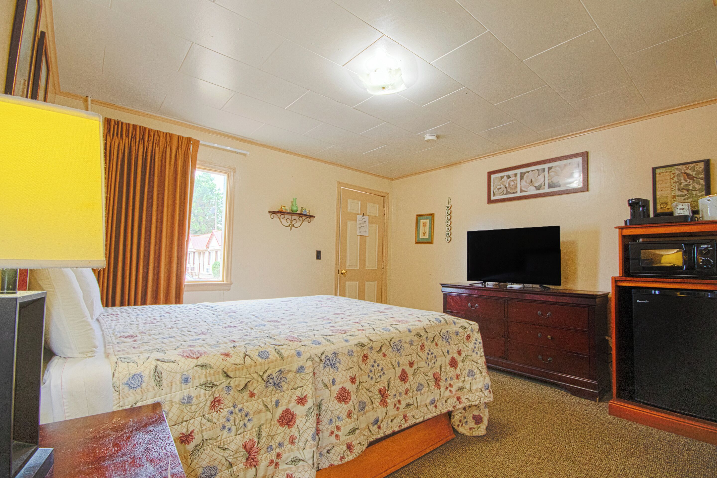 Habitación, 2 camas matrimoniales, para no fumadores | Tabla de planchar con plancha, wifi gratis y ropa de cama 