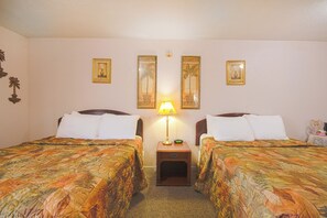 Habitación, 2 camas Queen size, para no fumadores | Tabla de planchar con plancha, wifi gratis y ropa de cama 