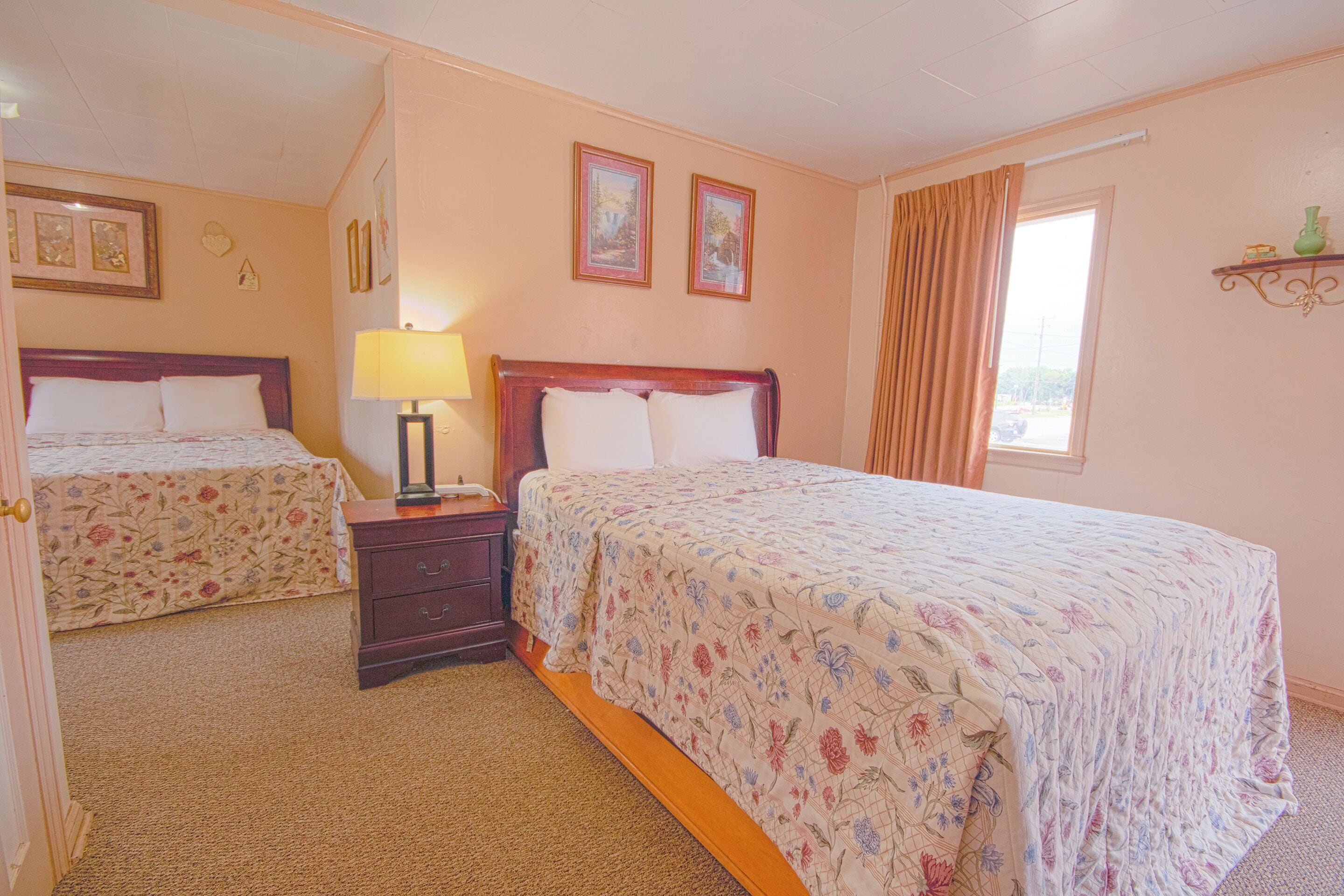 Chambre, 2 lits doubles, non-fumeur | Fer et planche à repasser, accès au Wi-Fi (inclus), literie fournie