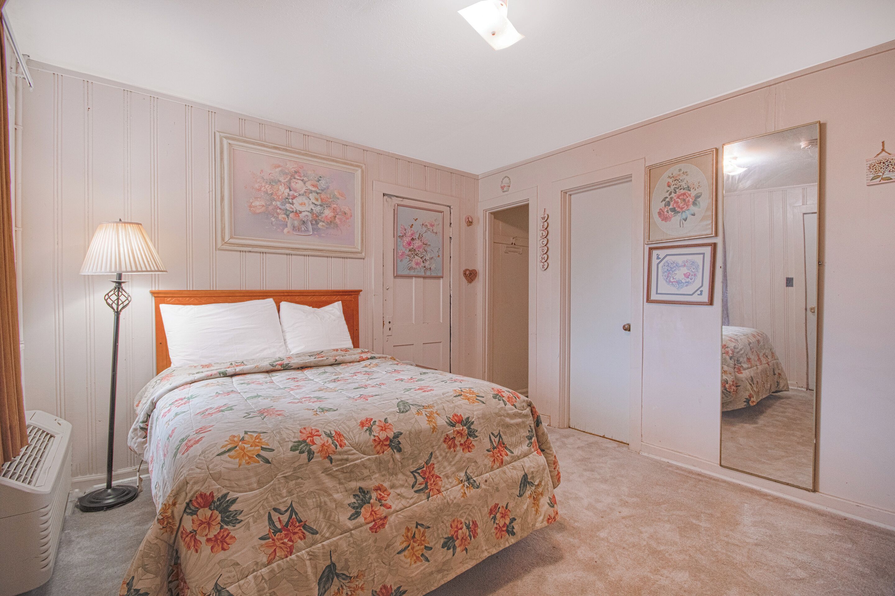 Chambre, 1 grand lit, non-fumeurs | Fer et planche à repasser, Wi-Fi gratuit, draps fournis
