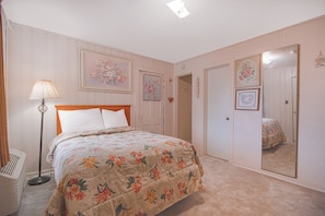 Quarto, 1 cama Queen, para não fumantes | Ferros/tábuas de passar roupa, Wi-Fi de cortesia, roupa de cama