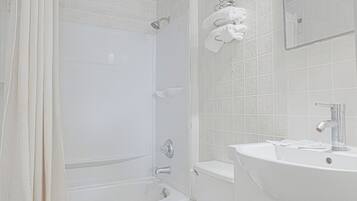 Artículos de tocador gratuitos, secador de pelo, toallas