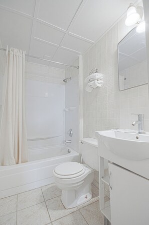 Habitació, 1 llit de matrimoni, no fumadors | Bany | Articles de tocador gratuïts, assecador de cabells i tovalloles
