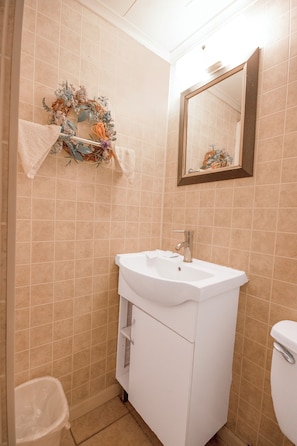 Quarto, 1 cama de solteiro | Banheiro | Produtos de toalete grátis, secador de cabelo, toalhas de banho 