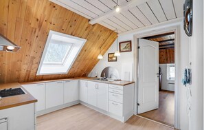 Réfrigérateur, micro-ondes, plaque de cuisson, lave-vaisselle