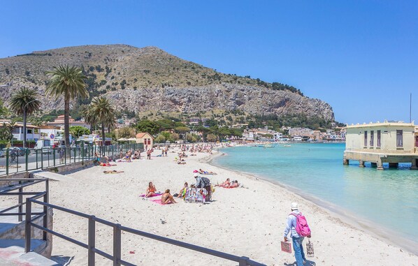 Una spiaggia nelle vicinanze