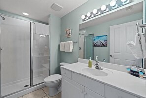 Ensemble douche/baignoire, sĂšche-cheveux
