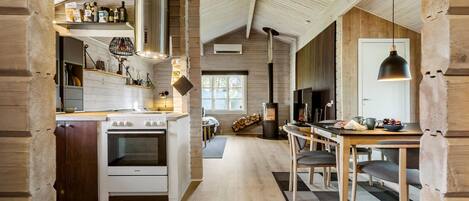 Kjøleskap, kokeplater, oppvaskmaskin og kaffetrakter/tekoker