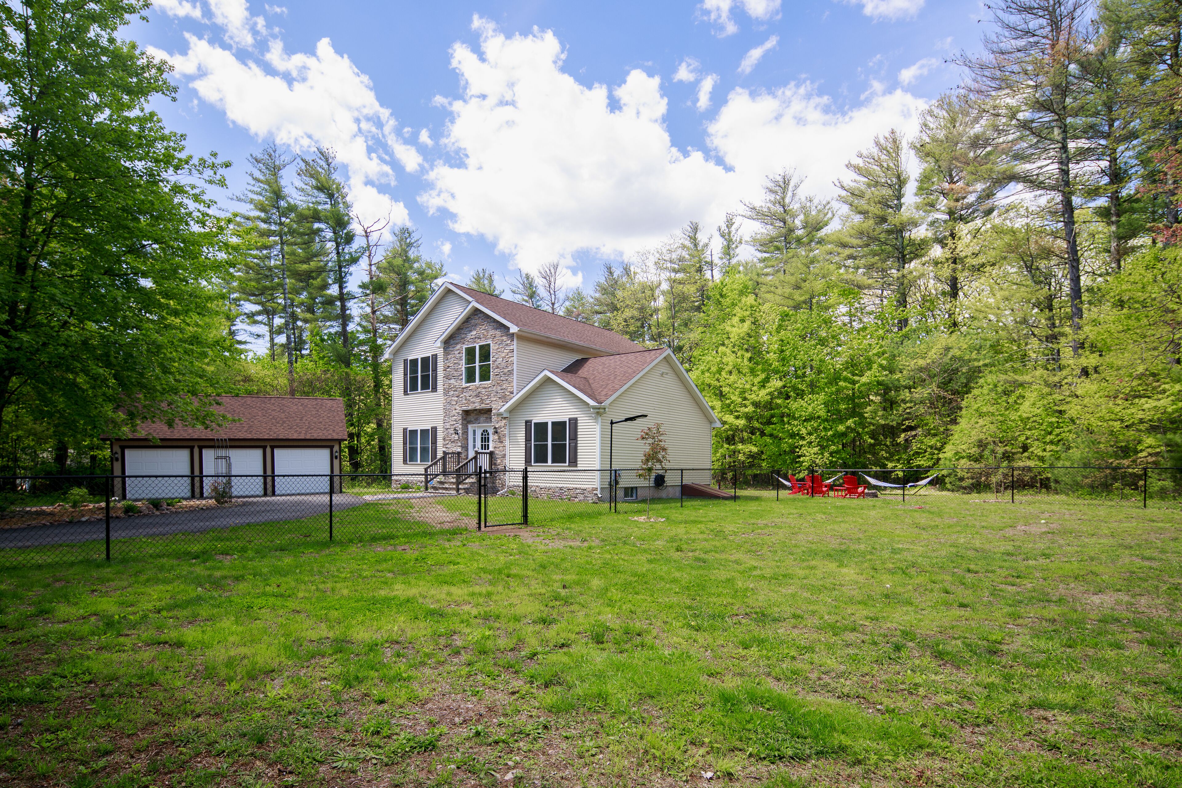 **Net Zero emissions house - hot tub, firepit, dog park, near Hunter MT