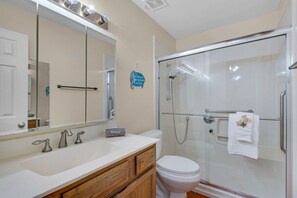 Combined shower/bathtub, hair dryer, towels - Beach Sanctuary with a private pool and just minutes from a private beach access (Miramar Beach)