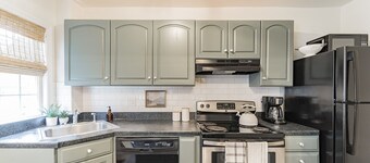 Sunny & Stylish Manayunk Cottage w/ Private Back Yard