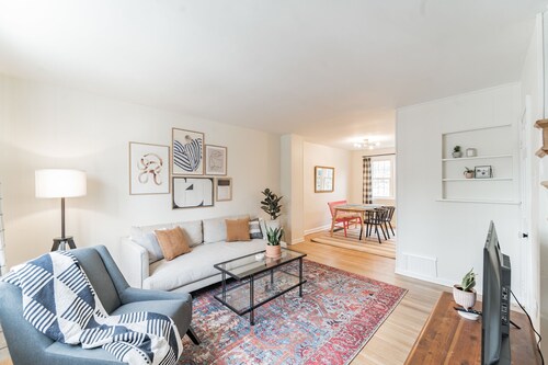 Sunny & Stylish Manayunk Cottage w/ Private Back Yard