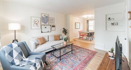 Sunny & Stylish Manayunk Cottage w/ Private Back Yard