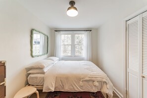 3 Schlafzimmer, Schreibtisch, Bügeleisen/Bügelbrett, Reisekinderbett