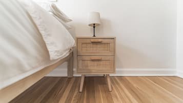 3 chambres, bureau, fer et planche à repasser, lit de bébé portatif