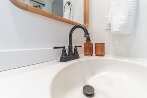 Duschwanne, Haartrockner, Handtücher, Seife